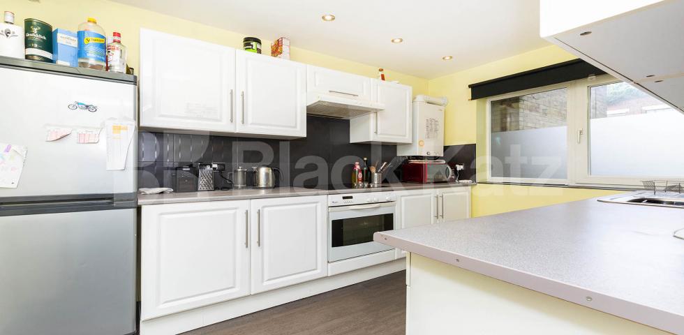 			CLOSE TO CITY UNI, 3 Bedroom, 1 bath, 1 reception Apartment			 Agdon Street EC1, CLERKENWELL